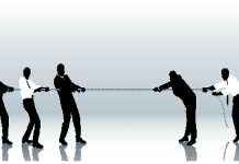 Trong tố tụng cạnh tranh, người phiên dịch có được phép tiếp xúc với người tham gia tố tụng cạnh tranh khác không?